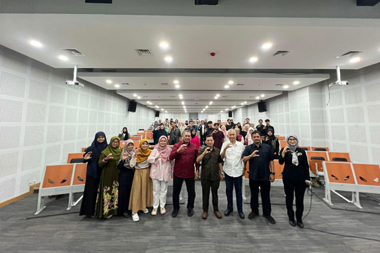 Berfoto bersama para Wakil Rektor III UM, Narasumber, dan peserta. (Foto: Desti Nur Aini/Direktorat Inovasi UM)