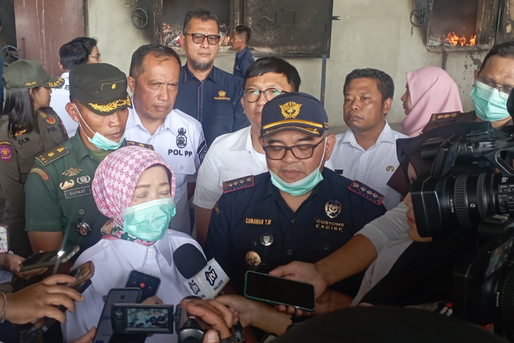 Eks Tegahan Rokok Ilegal dan Minuman Tanpa Izin Edar Senilai Rp 4,9 Miliar Dimusnahkan