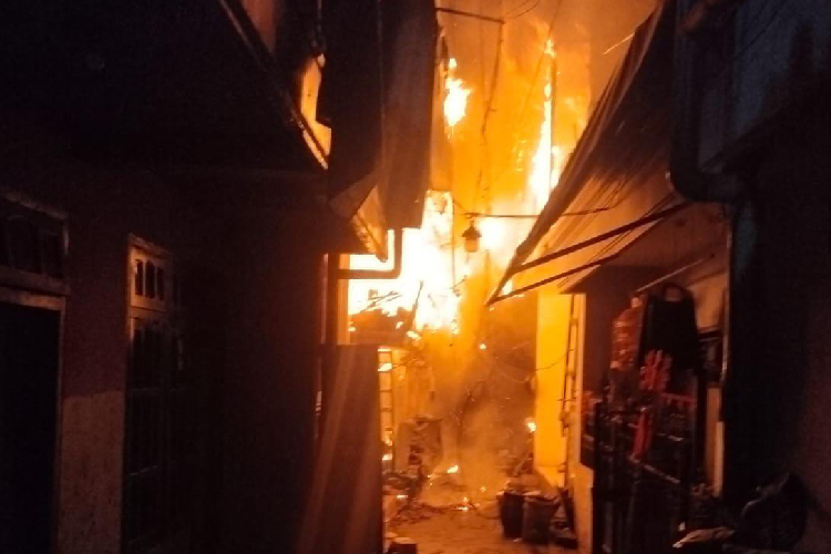 Empat-Rumah-Semi-Permanen-Warga-Kalimas-Terbakar-b.jpg