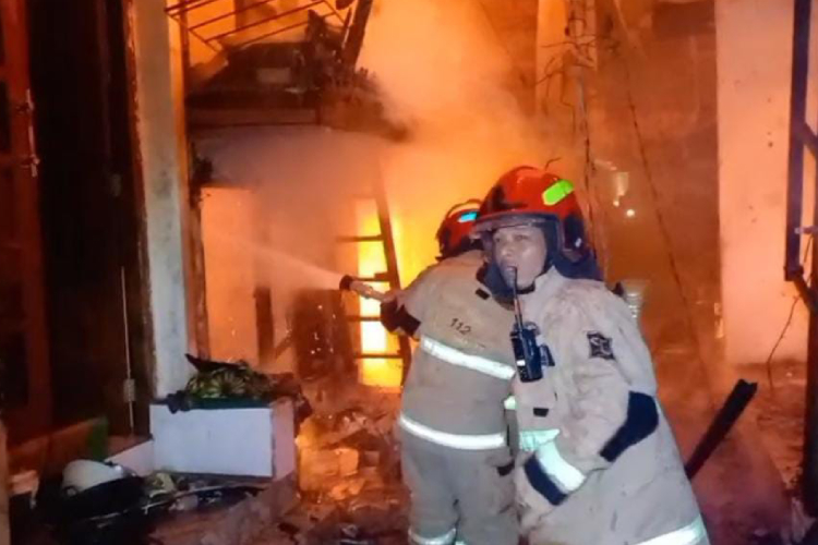 Empat Rumah Semi Permanen Warga Kalimas Terbakar