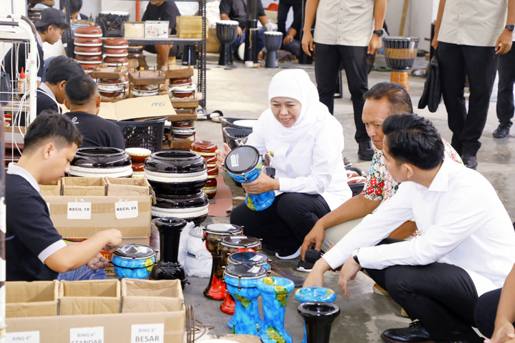 Gubernur-Khofifah-saat-mendampingi-Wapres-Gibran-a.jpg