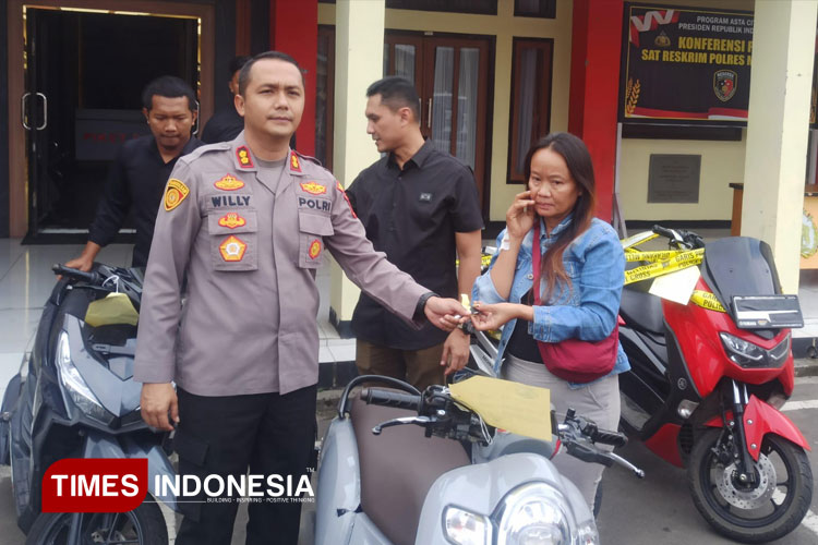 Tangis Bu Eti dan Motor yang Pulang: Janji Polres Majalengka di Tengah Luka