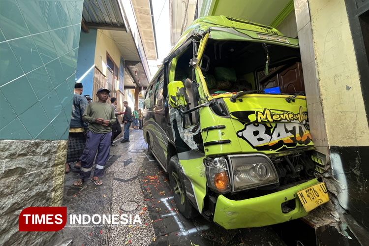 Mini bus yang hancur menghantam tembok rumah pemukiman warga. (Foto: Rizky Kurniawan Pratama/TIMES INDONESIA)