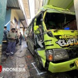 Mini Bus Angkut Lombok di Malang Terjang Permukiman, Satu Orang Meninggal