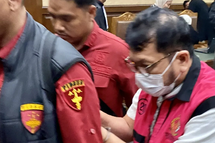 Zarof Ricar (kanan) berjalan ke luar ruang sidang setelah mendengar vonis majelis hakim di Pengadilan Tindak Pidana Korupsi pada Pengadilan Negeri Jakarta Pusat, Jakarta, Rabu (18/6/2025). (ANTARA/Fath Putra Mulya)