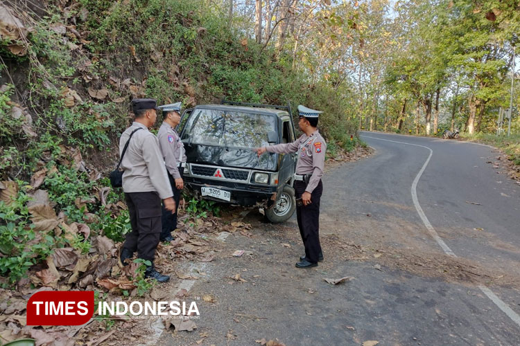 Polisi melakukan olah TKP atas kecelakaan tunggal pikap pengangkut buruh tembakau (FOTO: Moh Bahri/TIMES Indonesia)
