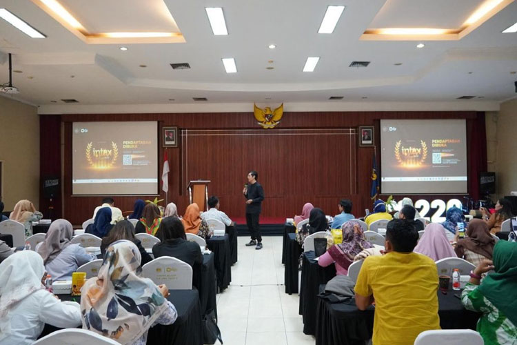 Sekitar 70 UMKM menyimak penyamapaian materi AI oleh Hari Obbie, praktisi digital.