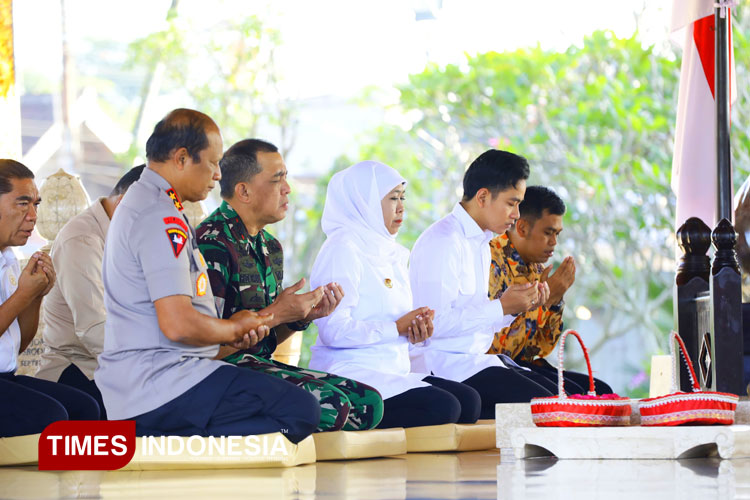 Wapres RI Gibran Rakabuming Raka berziarah ke Makam Bung Karno di Blitar didampingi Gubernur Jatim Khofifah Indar Parawansa. (Foto: Erliana Riady/TIMES Indonesia)