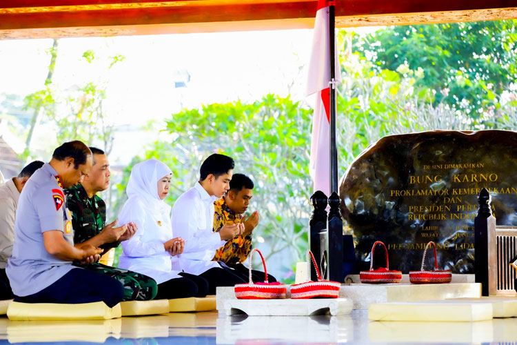 Gubernur Khofifah saat mendampingi Wapres Gibran ziarah di Makam Bung Karno, Blitar, Rabu (18/6/2025). (FOTO: Dok. Humas Pemprov Jatim)