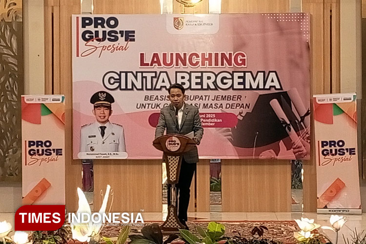 Bupati Jember Muhammad Fawait saat memberikan sambutan pada Launching Beasiswa Bupati Jember di Aula Dinas Pendidikan. (Foto : M. Abdul Basid / TIMES Indonesia)