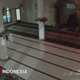 Dua Pemuda Terekam CCTV Curi Uang Kotak Amal Masjid di Cianjur