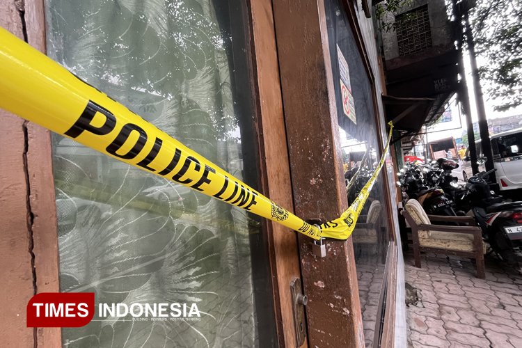 Garis polisi terpasang di losmen Kota Malang. (Foto: Rizky Kurniawan Pratama/TIMES Indonesia)
