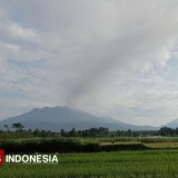 Kurangi Dampak Abu Vulkanik Gunung Raung, Warga Banyuwangi Diimbau Gunakan Masker