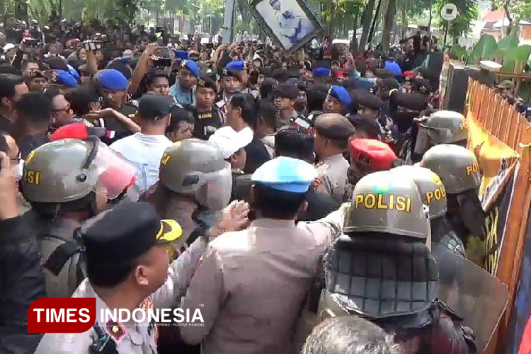 Eksekusi Rumah di Jalan Dr. Soetomo Surabaya Ricuh