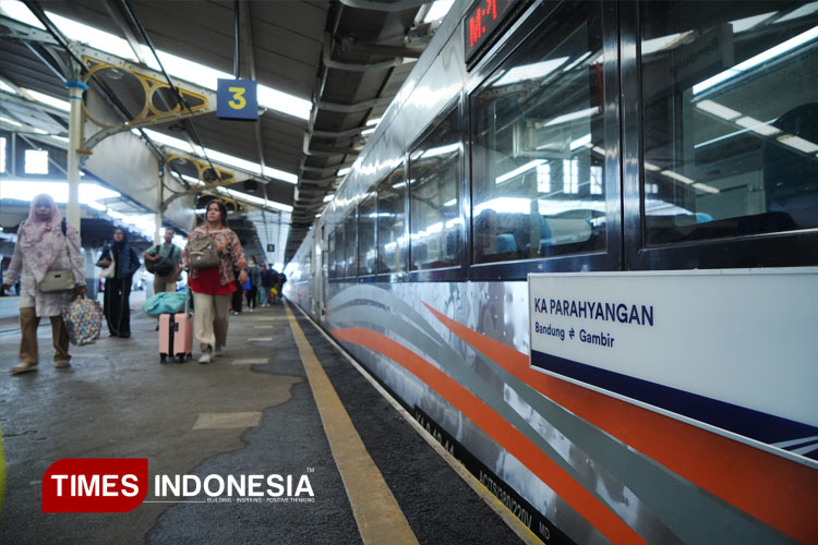 KA-Parahyangan-di-stasiun-Bandung.jpg