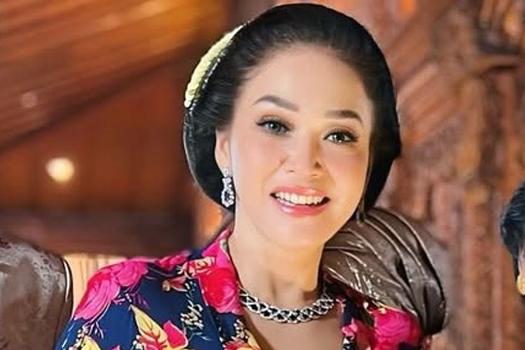 Fakta Unik Blue Sapphire yang dipakai Maia Estianty saat Siraman Al Ghazali