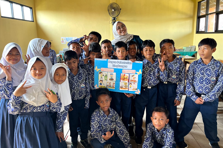 Di SDN Tambakbulusan 1 Demak, Mahasiswa UNDIP Ajak Peduli Lingkungan Pesisir Sejak Dini
