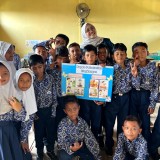 Di SDN Tambakbulusan 1 Demak, Mahasiswa UNDIP Ajak Peduli Lingkungan Pesisir Sejak Dini