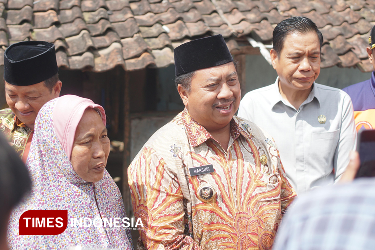 Bupati Jombang Respons Cepat Korban Rumah Terbakar dan Hunian Reyot
