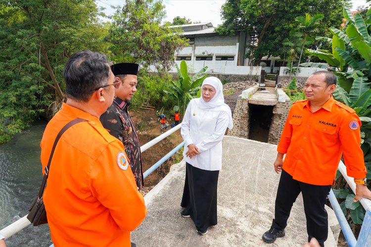 meninjau-perbaikan-jembata-2.jpg
