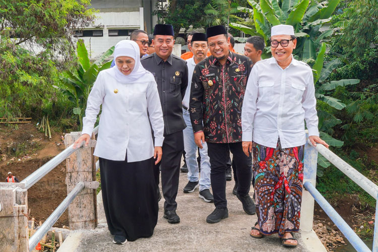 Gubernur Khofifah Target Rekonstruksi Jembatan Penghubung di Pesantren Zainul Hasan Genggong Tuntas Agustus