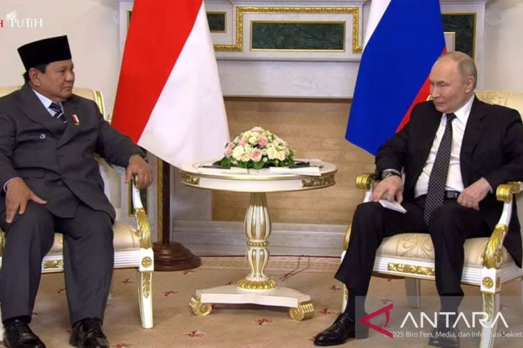 Tangkap layar Presiden RI Prabowo Subianto berbincang dengan Presiden Rusia Vladimir Putin yang menyambut kunjungan resmi di Istana Konstantinovsky, Saint Petersburg, Rusia, Kamis (19/6/2025). (FOTO: ANTARA/Mentari Dwi Gayati)