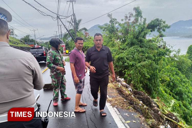 Anggota personel Polsek Ternate Selatan meninjau longsor. (Foto: Kapolsek Ternate Selatan for TIMES Indonesia)