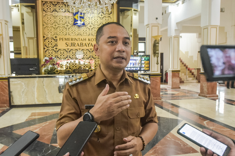 WFA ASN Pemkot Surabaya, Wali Kota Eri Kerahkan Camat dan Lurah Ngantor di Balai RW
