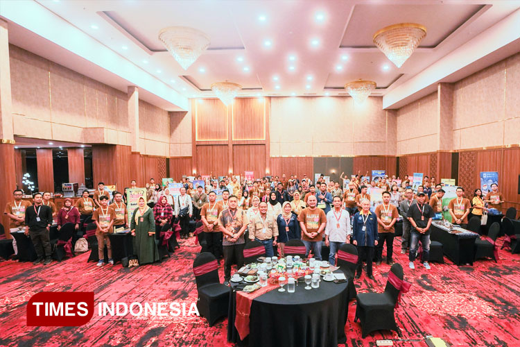 Foto-bersama-peserta-dan-panitia-PTE.jpg