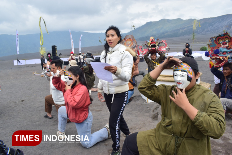 Gladi bersih Eksotika Bromo berlatar Gunung Batok dan Kawah Bromo yang sekaligus menjadi tempat utama pertunjukan tari dan musik pada 21-22 Juni 2025, Jumat (20/6/2025). (Foto: Hamida Soetadji/TIMES Indonesia)