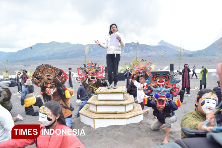 Gladi-bersih-Eksotika-Bromo-berlatar-Gunung-Batok-dan-Kawah-Bromo-b.jpg