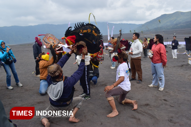 Gladi-bersih-Eksotika-Bromo-berlatar-Gunung-Batok-dan-Kawah-Bromo-c.jpg
