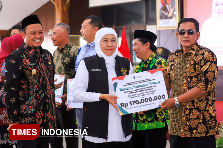 Gubernur Khofifah Salurkan Bantuan Rp10,2 Miliar di Kabupaten Probolinggo