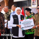 Gubernur Khofifah Salurkan Bantuan Rp10,2 Miliar di Kabupaten Probolinggo