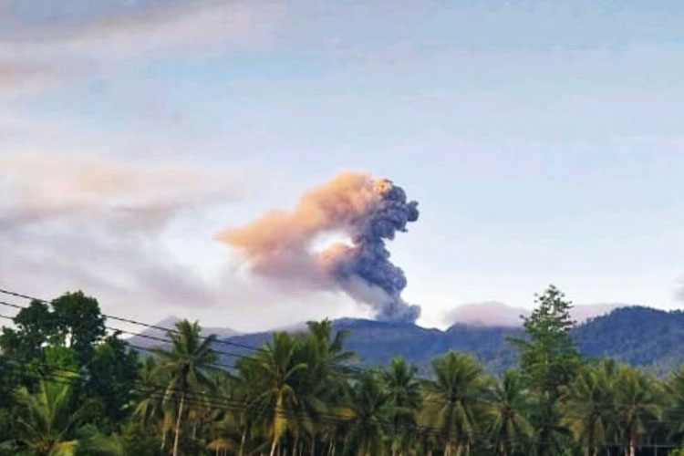 Gunung Dukono Erupsi, Semburan Abu Vulkanik Capai 1.400 Meter