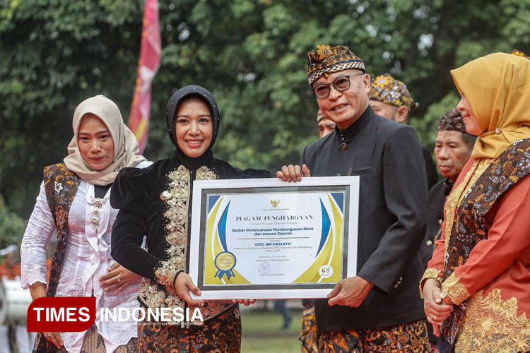 Serahkan PPID Award 2025, Wali Kota Mojokerto: Wujudkan Budaya Kerja yang Transparan dan Akuntabel