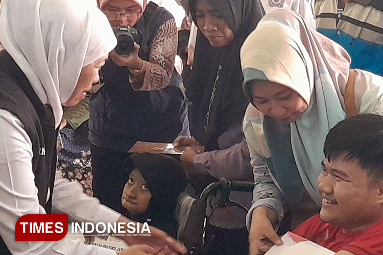 Pemprov Jatim Salurkan Bansos Rp10,2 Miliar untuk Percepatan Penurunan Kemiskinan di Probolinggo