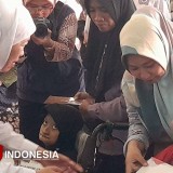 Pemprov Jatim Salurkan Bansos Rp10,2 Miliar untuk Percepatan Penurunan Kemiskinan di Probolinggo