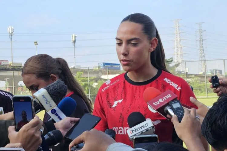 Kiper timnas putri Indonesia, Iris de Rouw, menjawab pertanyaan pewarta di lapangan latihan Jakarta International Stadium, Jumat (20/6/2025). ANTARA