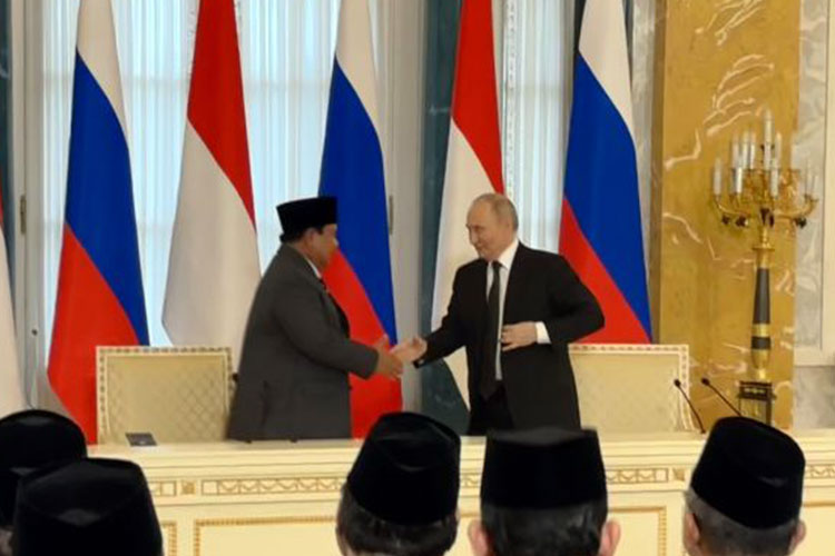 Presiden Prabowo Subianto (kiri) dan Presiden Rusia Vladimir Putin berjabat tangan setelah menyampaikan pernyataan bersama dalam rangkaian kunjungan resmi Presiden RI di Istana Konstantinovskiy, St. Petersburg, Rusia, Kamis (19/6/2025). (ANTARA)