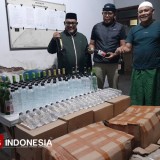Satgas Miras Probolinggo Sasar Zona Rawan Dekat Pesantren, Ratusan Botol Diamankan
