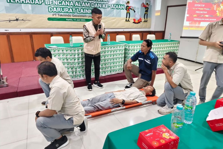 Karyawan PT Teknindo Geosistem Unggul mendapat pembekalan mitigasi bencana dan aksi tanggap darurat dari BPBD Kota Surabaya, Kamis (19/6/2025). (Dok.Teknindo Geosistem Unggul)