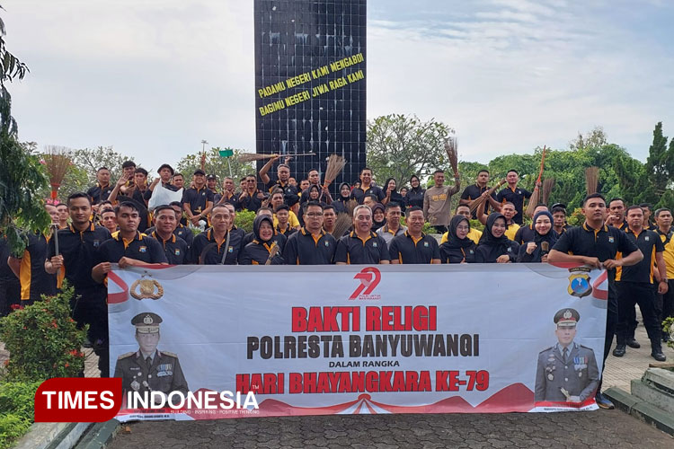 Tebar Semangat Nasionalisme, Polresta Banyuwangi Bersihkan Makam Pahlawan