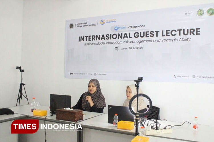 Universitas Widya Gama Malang menyelenggarakan Kuliah Tamu Internasional (International Guest Lecture) bersama Universiti Malaysia Terengganu bertema Business Model Innovation: Risk Management and Strategic Ability.