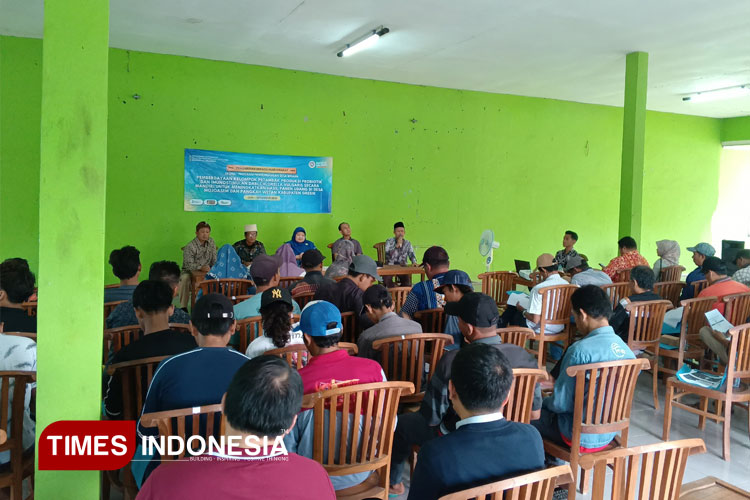 Tim Peneliti Dampingi Petambak Gresik Belajar Produksi Probiotik untuk Udang