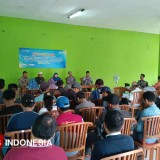 Tim Peneliti Dampingi Petambak Gresik Belajar Produksi Probiotik untuk Udang