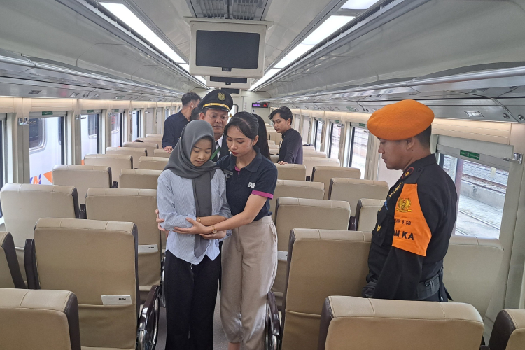 petugas-KAI-Daop-8-Surabaya-w.jpg