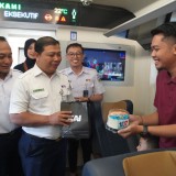 Peringati Hari Jadi ke-107 Kota Madiun, Penumpang KA di Stasiun Madiun Dapat Suvenir