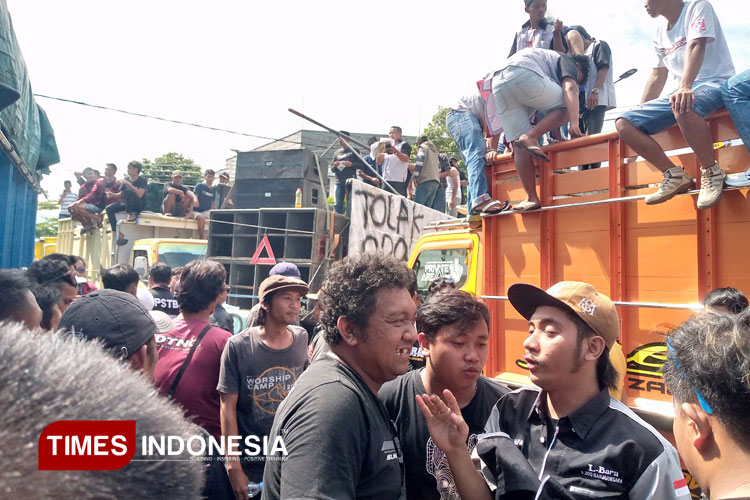 Ratusan Sopir Truk di Banjarnegara Gelar Aksi Unjuk Rasa, Tuntut Revisi UU ODOL