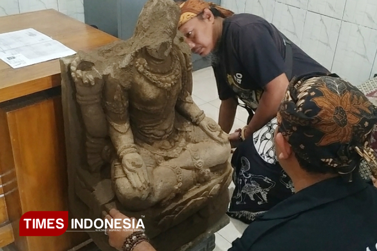 Arca Diduga dari Abad ke 10 Ditemukan di Tengah Lahan Tebu di Kediri